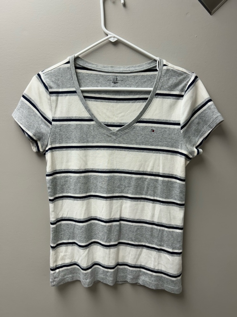 Tommy Hilfiger Women’s Grey & White Striped Short Sleeve V Neck Tee Shirt‎